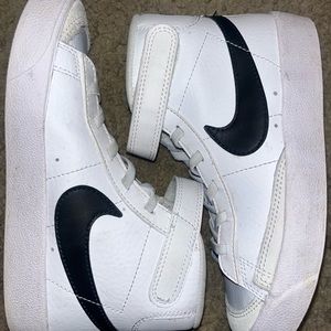 Kids black and white Nike Blazer size 1Y barely worn. Excellent condition!